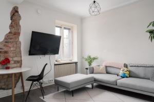 Modern & Renovated 1BR Apt in City Center