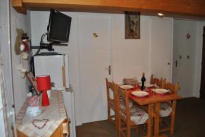 Appartement Balcon piscine tennis vue Montagne