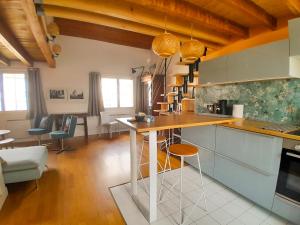 Duplex de Charme avec Bureau - Face Gare RER A