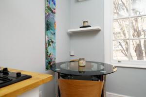 Stylish Central Flat 1BR with Airbed Sleeps 4