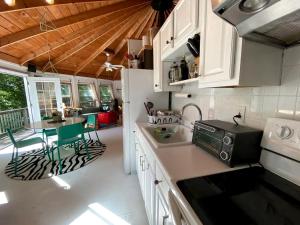 Enchnting Yurt Rentl with Cozy Fireplce for Ctskills Weekend Getwy