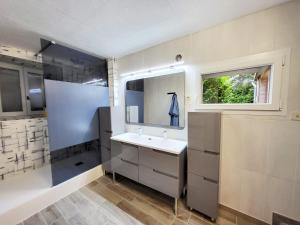 Maisons de vacances Maison Ardechoise Jacuzzi Piscine Petanque : photos des chambres
