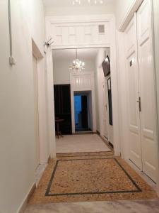 Apartment Atiki metro shared bathroom and kitchen