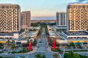 Stylish Studio with Pool View at the Heart of Downtown Doral