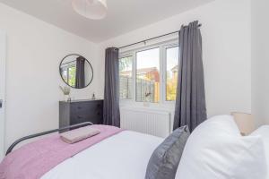 Newport - Sleeps 8 - Private Parking