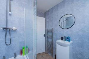 Newport - Sleeps 8 - Private Parking