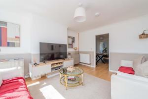 Newport - Sleeps 8 - Private Parking