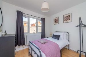 Newport - Sleeps 8 - Private Parking
