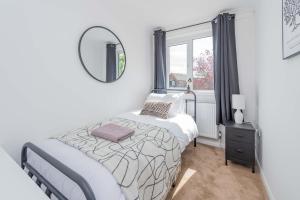 Newport - Sleeps 8 - Private Parking