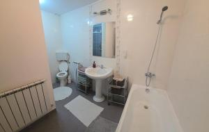 Cozy private guesthouse w yard