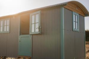 Luxurious Shepherds hut with estuary views