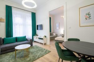 Rose-modern, central, quiet, Heroes Square