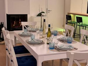 seeglueck SEESEHNSUCHT - Exklusive Ferienwohnung mit Kamin Whirlpool-Badewanne und Seeblick auf der Halbinsel Höri