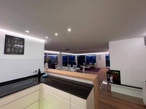 seeglueck SEESEHNSUCHT - Exklusive Ferienwohnung mit Kamin Whirlpool-Badewanne und Seeblick auf der Halbinsel Höri