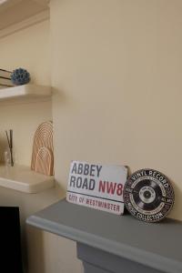 Amanah Properties - London 2 bed Iconic Abbey Road Zone 2