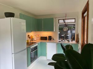 Cozy summer cottage with orangery close to Heatherhill and Beach