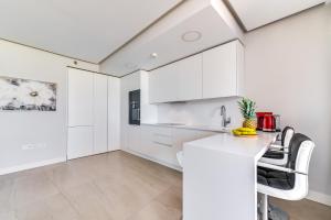 Edge Beachfront 2BR - 3 pools, 1 heated, spa, gym, cowork