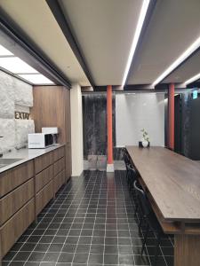 Phòng Giường Đôi Lớn Loại Sang (Deluxe Queen Room)