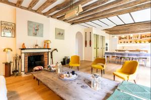 Beautiful villa view on garden and Paris Eiffel tower near transport Paris