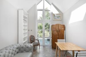 Unique Artists Atelier Studio House