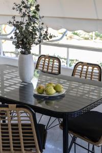 Stylish 1BR Retreat Near Alimos Beach Tram