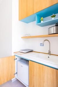 Brombeis Double Bedroom Center by NapoliApartments
