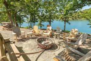 Artilla Cove Cabin 6 -Lake views- Pool & Hot Tub