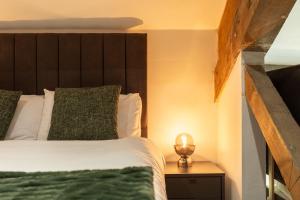 Bradford Luxury Central Apartment with Jacuzzi