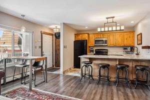 Main St Condo with Fireplace & Mountain Views