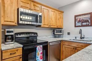 Main St Condo with Fireplace & Mountain Views