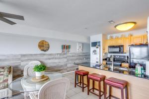 Cozy Lakefront Middle Bass Retreat with Balcony