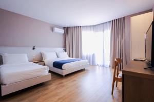 Superior Triple Room with Balcony and Sea View room in Hotel Apollon