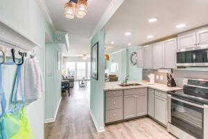 Oceanfront Views and Pool Access Gem in Galveston