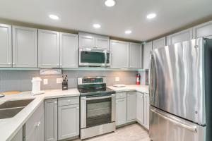 Oceanfront Views and Pool Access Gem in Galveston