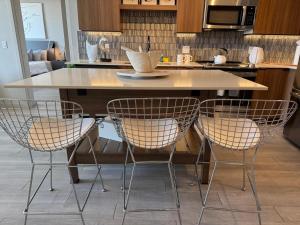 Chic 2BR Downtown Fort Lauderdale Apt w Pool