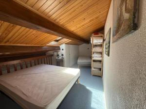 Jolie maison dangle, belle terrasse arborée et clôturée , 4 couchages, cuisine climatisée , à 400 m de la mer a PORTIRAGNES PLAGE LRHP58