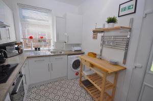 Cosy 2 Bed Bungalow with Garden and Free Parking