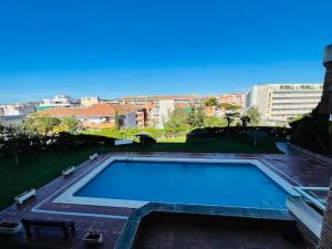 Simpático piso con 2 piscinas y vistas al mar