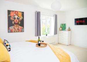 Stylish 4-Bedroom Contractor House, Sleeps 8, Parking & WiFi