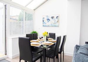 Elegant 4-Bedrooms with Modern Home Features - High Speed Wi-Fi - Garden - Private Ample Parking