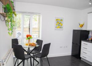 Stylish 4-Bedroom Contractor House, Sleeps 8, Parking & WiFi
