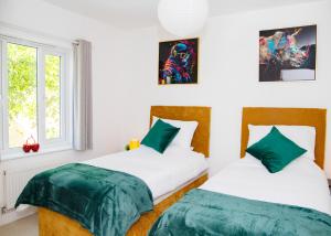 Stylish 4-Bedroom Contractor House, Sleeps 8, Parking & WiFi