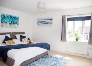 Lavish 4-Bedrooms with Modern Home Features - Sleeps 8 - Hi-Speed Wi-Fi - Luxury Garden - Private Ample Parking