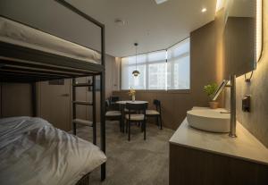Phòng Giường Đôi Lớn Loại Sang (Deluxe Queen Room)