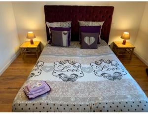 B&B / Chambres d'hotes Chambre d-hotes Sous Les Grands Chenes LOVE : photos des chambres