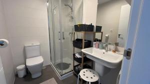 Apartment - Sleeps 4 - Parking - Garden - Pool