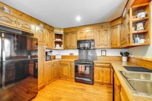 The Lodge at Crider Creek Getaway on 140 Acres!