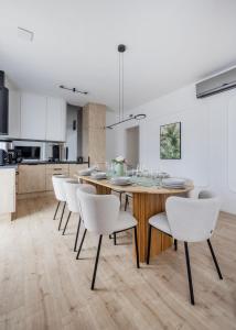 Penthouse with City View and Parking for Two