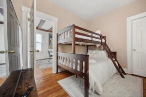 Spacious & Stylish 2BR Apartment Near Manhattan