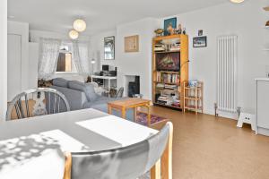 Comfy Gem 3 BR home By AltoLuxoExperience Short Lets & Serviced Accommodation With Free Wifi & Parking